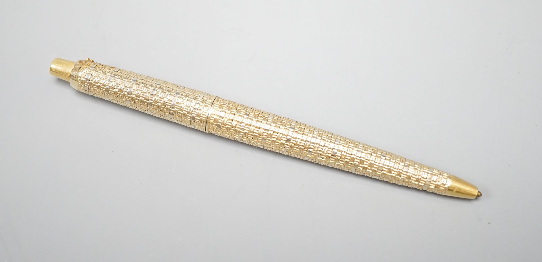 A modern Italian 750 yellow metal cased ballpoint pen (lacking clip), 12.5cm